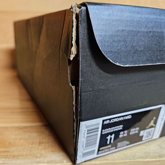 Nike Air Jordan 1 Retro MID Chicago Black Toe MENS Black Red Shoe 554724-069 - Picture 11 of 11